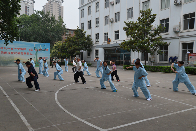 聘請(qǐng)陳式太極拳知名教練教學(xué)，開(kāi)展太極拳興趣小組活動(dòng)。