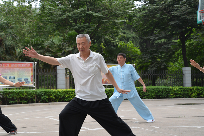 聘請(qǐng)陳式太極拳知名教練教學(xué)，開(kāi)展太極拳興趣小組活動(dòng)。