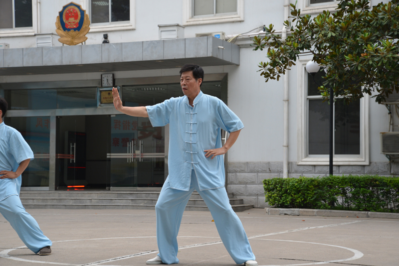 聘請(qǐng)陳式太極拳知名教練教學(xué)，開(kāi)展太極拳興趣小組活動(dòng)。