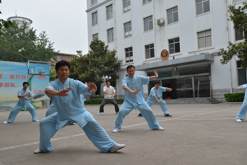 聘請(qǐng)陳式太極拳知名教練教學(xué)，開(kāi)展太極拳興趣小組活動(dòng)。