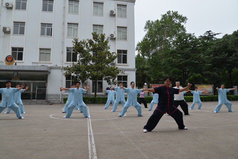 聘請(qǐng)陳式太極拳知名教練教學(xué)，開(kāi)展太極拳興趣小組活動(dòng)。