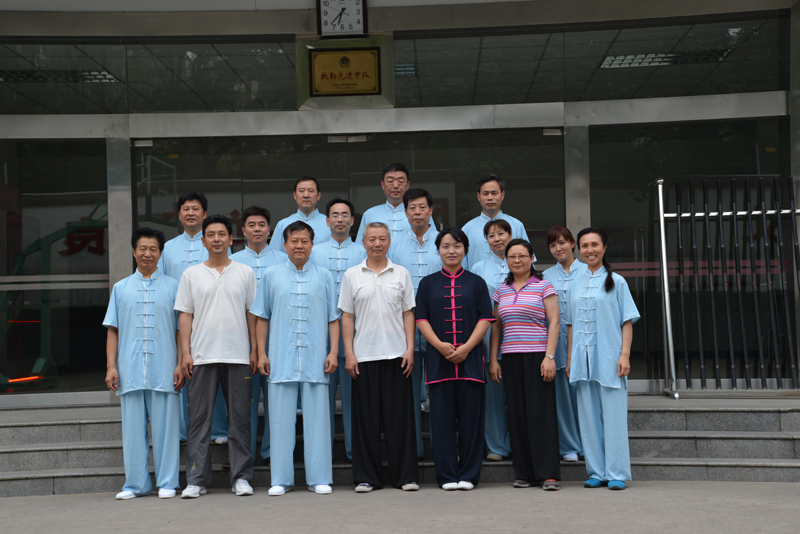 聘請(qǐng)陳式太極拳知名教練教學(xué)，開(kāi)展太極拳興趣小組活動(dòng)。