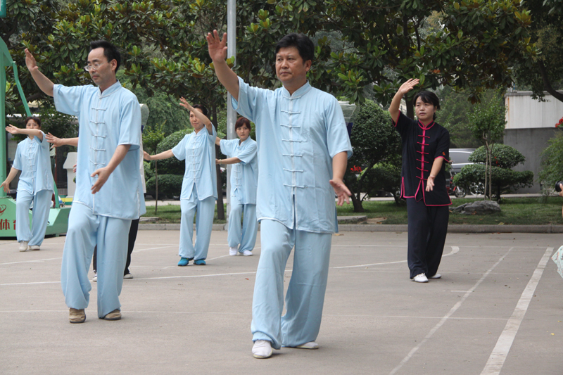 聘請(qǐng)陳式太極拳知名教練教學(xué)，開(kāi)展太極拳興趣小組活動(dòng)。